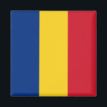 Íman Bandeira da Romênia<br><div class="desc">A bandeira romena é uma tribanda vertical. As cores usadas na bandeira são azul, vermelho, amarelo. A proporção da bandeira romena é de 2:3. A bandeira da Romênia foi adotada em 1989. O primeiro uso do atual design de bandeira foi em 1867. A última mudança para a atual design da...</div>