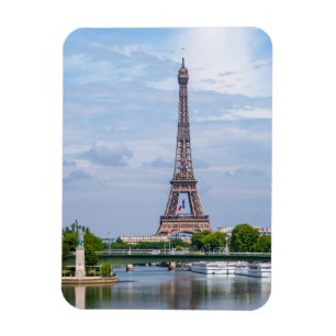 Íman Bandeira francesa acenando no meio da Torre Eiffel