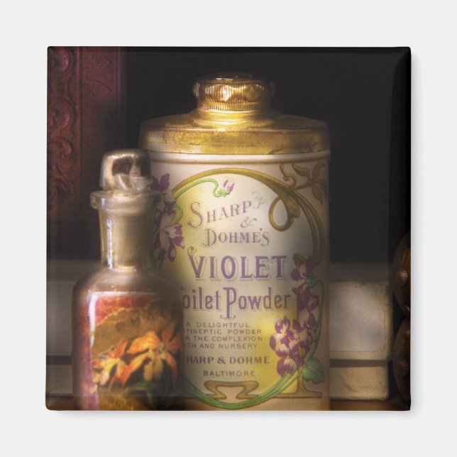 Íman Barbeiro - Pó de Toalete Violeta da Sharp & Dohme (Frente)