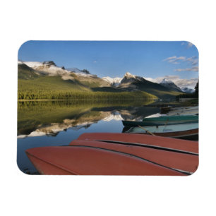 Íman Barcos estacionados na margem do lago Maligne,