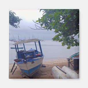 Íman Barcos parados na praia em um dia chuvoso