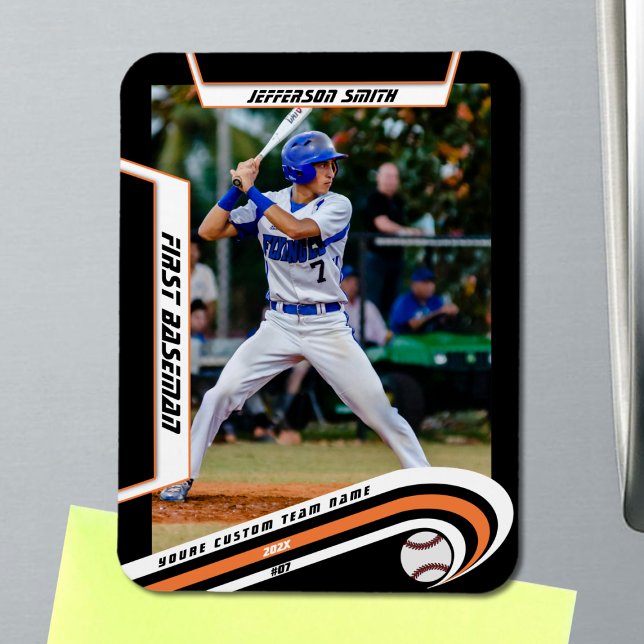 Íman Baseball Keepsakes Livremente Laranja Personalizad (Baseball Player Magnet in Black with Custom Team Name and White Orange Elements)