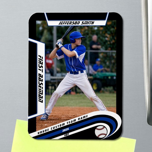 Íman Baseball Lembranças Azul Preto Personalizado (Baseball Player Magnet in Black with Custom Team Name and White Blue Elements)