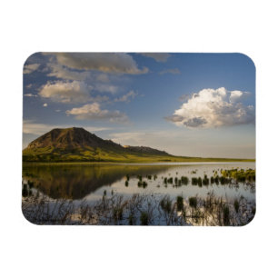 Íman Bear Butte se reflete no lago Bear Butte perto