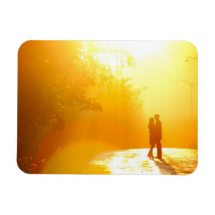 Íman Beijando o casal na luz solar