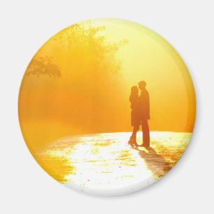 Íman Beijando o casal na luz solar