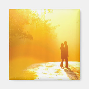Íman Beijando o casal na luz solar