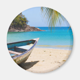 Íman Bela praia tropical com um barco