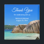 Íman Belo Favor de Casamento Costeiro Tropical Sea Rock<br><div class="desc">Um obrigado de casamento que você imprime com uma fotografia de uma praia azul-turquesa de oceano com rochas grandes espalhadas ao longo da costa. Local tropical brilhante e ensolarado.</div>