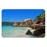 Belo Mar Tropical com uma praia Rocky