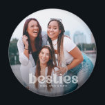 Íman Bestie Trendy Typografia Fotografia Keepsasak<br><div class="desc">Celebre sua amizade com seu(s) melhor(s) com este belo ímã fotográfico com "besties" em letras transparentes ao longo do fundo com nomes/s.</div>