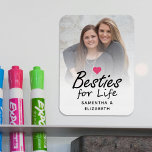 Íman Besties para Script de Vida Melhores Amigos Foto e<br><div class="desc">Celebre seu vínculo ininterrupto com nosso "Besties for Life Script Best Friends Photo & Heart Magnet". Este design com coração mostra a citação "Besties for life" com um pequeno ícone de coração rosa quente em cima. Abaixo da citação, você pode personalizar seus nomes, e acima do ícone do coração, personalizá-lo...</div>