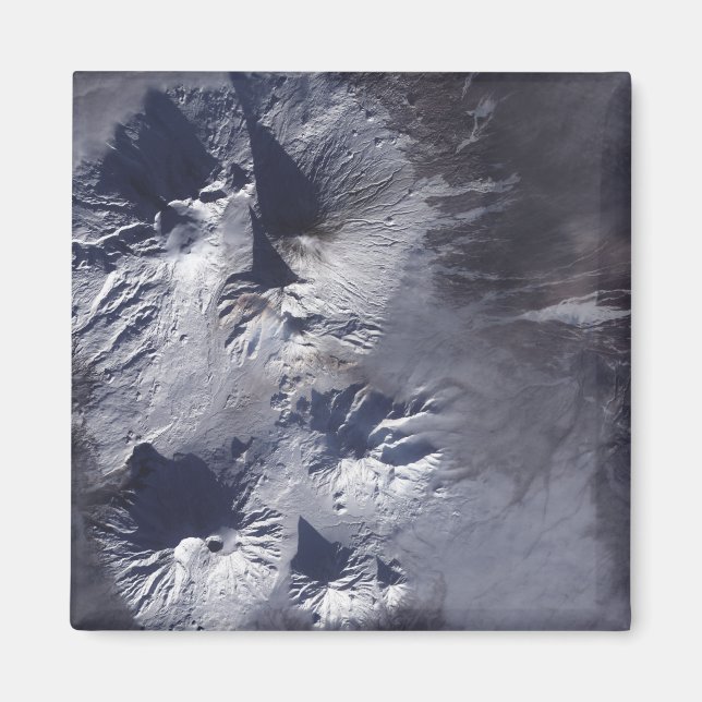 Íman Bezymianny Volcano exibe uma pluma modesta (Frente)