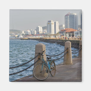 Íman Bicicleta na orla com a silhueta da cidade de Yant