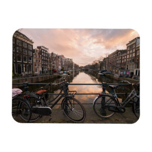 Íman Bicicletas no por do sol em Amsterdão