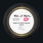 Íman bigode e Lábios Sr. & Sra. Black & Dourado Wedding<br><div class="desc">Um imã de casamento com um design de casamento de estilo moderno - lábios de kissy cor-de-rosa glamourosos e uma ilustração de bigode retrógrada masculina. Colocado sobre um fundo de quadro negro com um quadro circular de gradiente dourado no centro. O texto diz que o Sr. e a Sra. podem...</div>