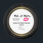 Íman bigode e Lábios Sr. & Sra. Black & Dourado Wedding<br><div class="desc">Um imã de casamento com um design de casamento de estilo moderno - lábios de kissy cor-de-rosa glamourosos e uma ilustração de bigode retrógrada masculina. Colocado sobre um fundo de quadro negro com um quadro circular de gradiente dourado no centro. O texto diz que o Sr. e a Sra. podem...</div>