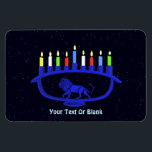 Íman Blue Lion Menorah<br><div class="desc">Para a sua festa Chanukkah. Possui uma menorah Chanukkah,  com o tema do leão,  sobreposta a um fundo estrelado,  com todas as oito velas e a xamash queimando. Adicione seu próprio texto. Chanukkah é o médio-inverno "Festival das Luzes".</div>