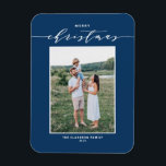 Íman Blue Modern Mix Typografia Feliz Foto de Natal<br><div class="desc">Feliz Natal! Envie desejos de Natal para a família e amigos com este ímã de Natal moderno e personalizável. Apresenta uma escrita elegante e uma tipografia simples. Personalize este cartão fotográfico de Natal adicionando nomes e uma fotografia. Este ímã azul de Natal está disponível em outras estoques de cartão e...</div>