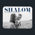 Íman Blue Shalom Bold Typografia Happy Hanukkah Foto<br><div class="desc">Feliz Hanukkah! Mande Chanucá desejar a família e amigos com este ímã moderno e personalizável de Chanucá. Ele apresenta SHALOM em tipografia ousada. Personalize adicionando nomes e uma foto. Esta foto do íman Feliz Hanukkah está disponível em outros estoques de papelão.</div>