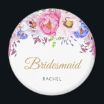 Íman Blush Floral Bridesmaid Name Magnet<br><div class="desc">Celebre a sua festa noiva com este elegante ímã de damas de honra, com florais cor-de-rosa pincelado e azul em um fundo branco nítido. A escrita dourada "Bridesmaid", combinada com um nome personalizado, faz disto uma cuidadosa manutenção para o seu dia de casamento ou presentes de chá de panela. Um...</div>