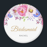 Íman Blush Floral Bridesmaid Name Magnet<br><div class="desc">Celebre a sua festa noiva com este elegante ímã de damas de honra, com florais cor-de-rosa pincelado e azul em um fundo branco nítido. A escrita dourada "Bridesmaid", combinada com um nome personalizado, faz disto uma cuidadosa manutenção para o seu dia de casamento ou presentes de chá de panela. Um...</div>