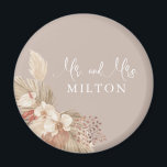 Íman Boho Pampas Grass Neutrals Casamento<br><div class="desc">Mantenha a manga de íman que pode ser personalizada com um sobrenome personalizado. Os tons neutros e a erva dos pampas proporcionam uma elegância subestimada. Este imã faria um belo presente para recém-casados!</div>