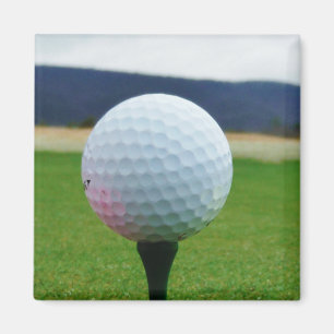 Íman bola branca de golfe num campo de golfe na montanh