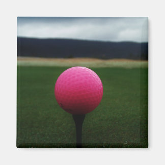 Íman Bola de Golfe Rosa em campo de golfe na montanha