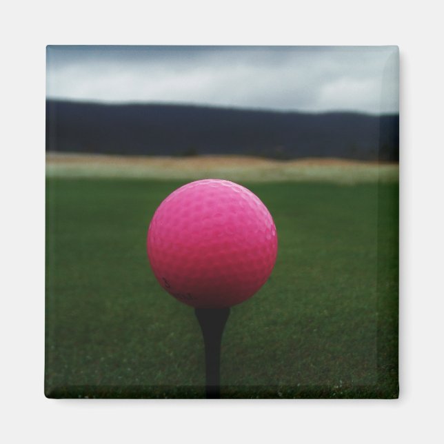 Íman Bola de Golfe Rosa em campo de golfe na montanha (Frente)