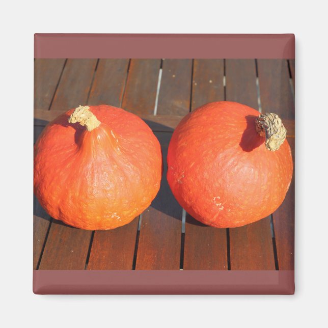 Íman Bombas numa mesa de madeira (Frente)