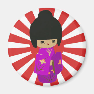 Íman Bonita boneca rosa Kokeshi ao sol da ascensão