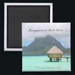 Íman Bora Bora Honeymoon Magnet<br><div class="desc">Bangalô aquático na exótica lagoa Bora Bora. O Monte Otemanu está ao fundo. Passamos nossa lua de mel aqui. Personalize o texto para ajustado das suas necessidades!</div>