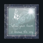 Íman Borboleta Azul Marble Siga sua citação cardíaca<br><div class="desc">Uma citação inspiradora sobre um ímã sonhador com fundo de mármore azul escuro.</div>