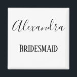 Íman Bridesmaid Black and White curativo<br><div class="desc">Ofereça a sua dama de honra com um ímã de geladeira personalizado. O nome dela será apresentado em caracteres cursivos pretos com "Bridesmaid" escrito por baixo em impressão. Tão bonita personalize a sua hoje!</div>