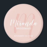 Íman Bridesmaid Personalizado de Script Moderno<br><div class="desc">Adicione um toque pessoal ao seu casamento com ímã de madrinha personalizado. Este ímã apresenta o nome personalizado da madrinha em estilo de fonte branco moderno de script e monograma em estilo de fonte robusto de script moderno de cor rosa como fundo com título e data de casamento em estilo...</div>