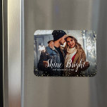 Íman Brilho | Glitz Faux Glitter Overlay<br><div class="desc">Ímanes de fotos de feriado personalizados impressos com um modelo simples para personalização. Esta design moderna chic tem uma borda de confete falsa e texto de caligrafia na moda. O texto diz "Brilho Brilhante". Personalize-o com suas fotos e adicione seu nome de família e o ano. Use as ferramentas de...</div>