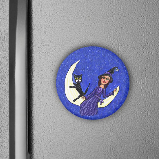 Íman Bruxa Sobre Gato Negro Moon Crescente (Witch purple dress with black cat on crescent moon night blue sky with stars on magnet.)