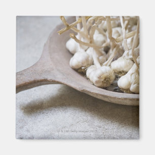 Íman Bulbos do alho em uma bacia do produto de cerâmic