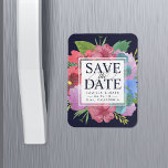 Íman Buquê de flor selvagem Salvar a data<br><div class="desc">Anuncie seu casamento em estilo dramaticamente elegante com nossos imã salve o dia ricos e corajosos. Design apresenta um buquê de flores silvestres a aquarelas em um fundo azul-da-meia-noite temperado e profundo. Seus detalhes de casamento — nomes, data e local — são exibidos no centro em uma mistura moderna de...</div>