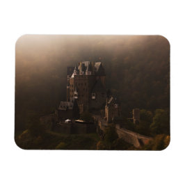 Íman Burg Eltz castelo no nevoeiro da manhã