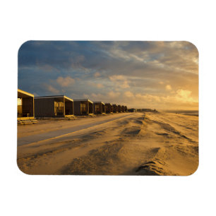 Íman Cabinas de praia no pôr do sol na costa holandesa