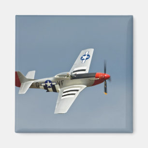 Íman Caça P-51D Mustang com marcações do Dia-D voando