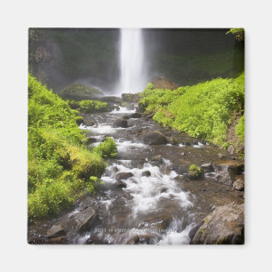Íman Cachoeira e rio borrados