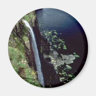 Íman Cachoeira sobre os penhascos da ilha de Skye, Sco