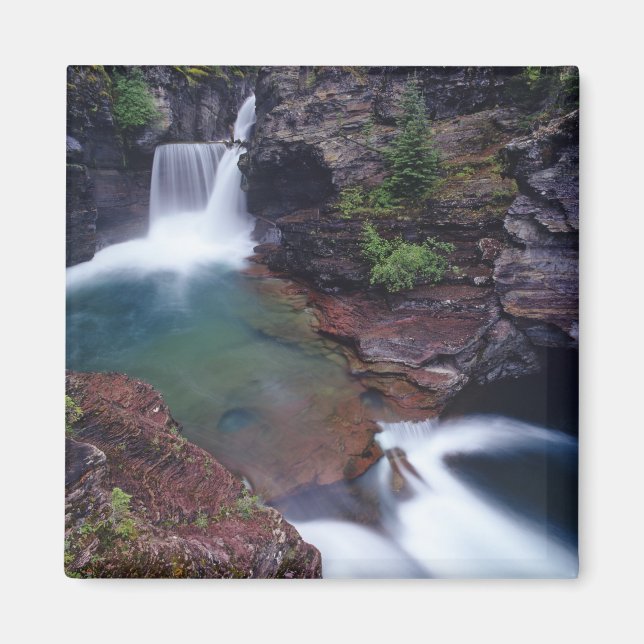 Íman Cachoeira St Mary no Parque Nacional Glacier em (Frente)