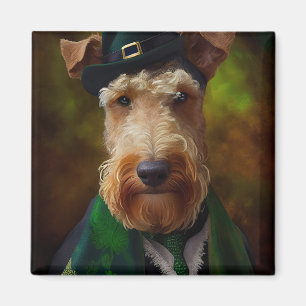 Íman Cachorro de Airedale na Rua. Dia de Patrick
