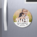 Íman Cachorro Mãe Feliz Aniversário Moderno Foto Person<br><div class="desc">Cachorro Mãe Feliz Aniversário Moderno Personalizado Fotografias Magnets. Este design moderno apresenta uma cobertura de texto branco "MOM" em sua foto favorita em um fundo branco com o texto editável "Feliz Aniversário (seu texto e nome)" é escrito em tipografia moderna, destacada por estampas de pata. Personalize o texto editando a...</div>