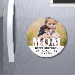 Íman Cachorro Mãe Feliz Aniversário Moderno Foto Person<br><div class="desc">Cachorro Mãe Feliz Aniversário Moderno Personalizado Fotografias Magnets. Este design moderno apresenta uma cobertura de texto branco "MOM" em sua foto favorita em um fundo branco com o texto editável "Feliz Aniversário (seu texto e nome)" é escrito em tipografia moderna, destacada por estampas de pata. Personalize o texto editando a...</div>