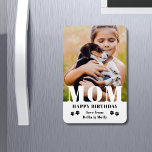 Íman Cachorro Mãe Feliz Aniversário Moderno Foto Person<br><div class="desc">Cachorro Mãe Feliz Aniversário Moderno Personalizado Fotografias Magnets. Este design moderno apresenta uma cobertura de texto branco "MOM" em sua foto favorita em um fundo branco com o texto editável "Feliz Aniversário (seu texto e nome)" é escrito em tipografia moderna, destacada por estampas de pata. Personalize o texto editando a...</div>
